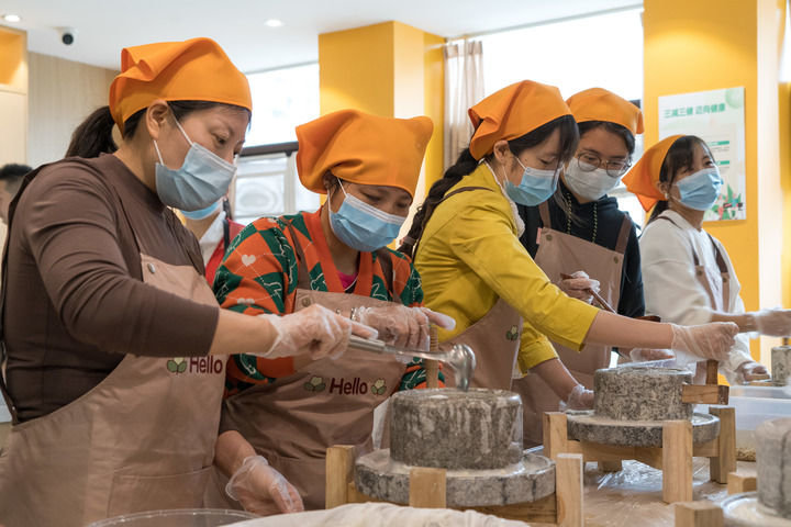 在成都市锦江区喜树路社区,居民在长者食堂学习做豆花(4月26日摄)。新华社记者 唐文豪 摄