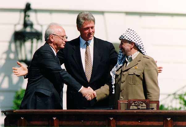 以色列总理拉宾与巴解领导人阿拉法特在奥斯陆会议后签署《临时自治安排原则宣言》
