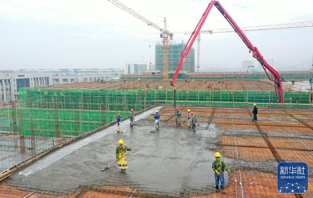 1月30日,工人在江西省吉安市永丰县生物医药产业园标准厂房建设工地