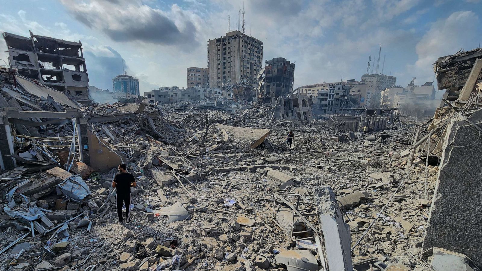10日，以色列空袭后的加沙市（图源：AP）