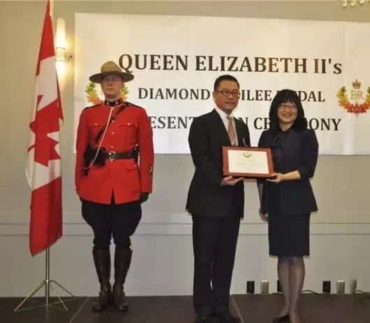 ● 程慕阳在加拿大从事房地产开发,生意做得很大,因热衷公益和慈善曾获得过英女皇钻禧勋章