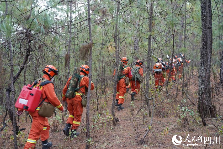 节日期间，凉山州森林消防支队加强林区巡护。谭昊摄