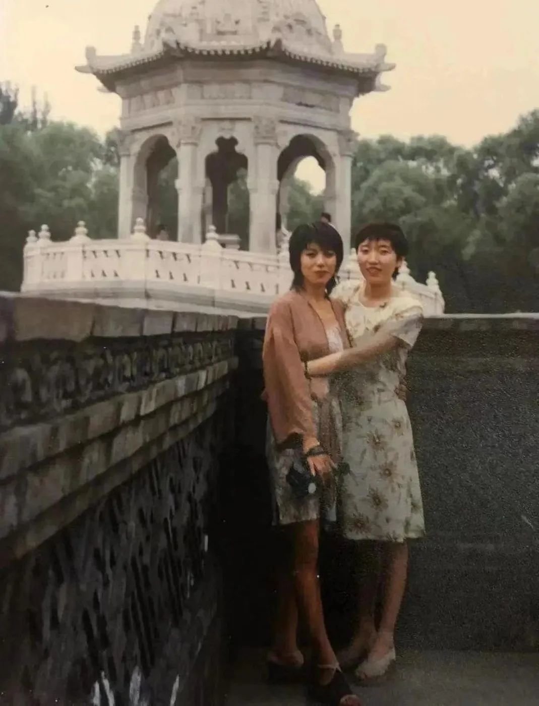 唐彩凤(左一)和好友早期合影