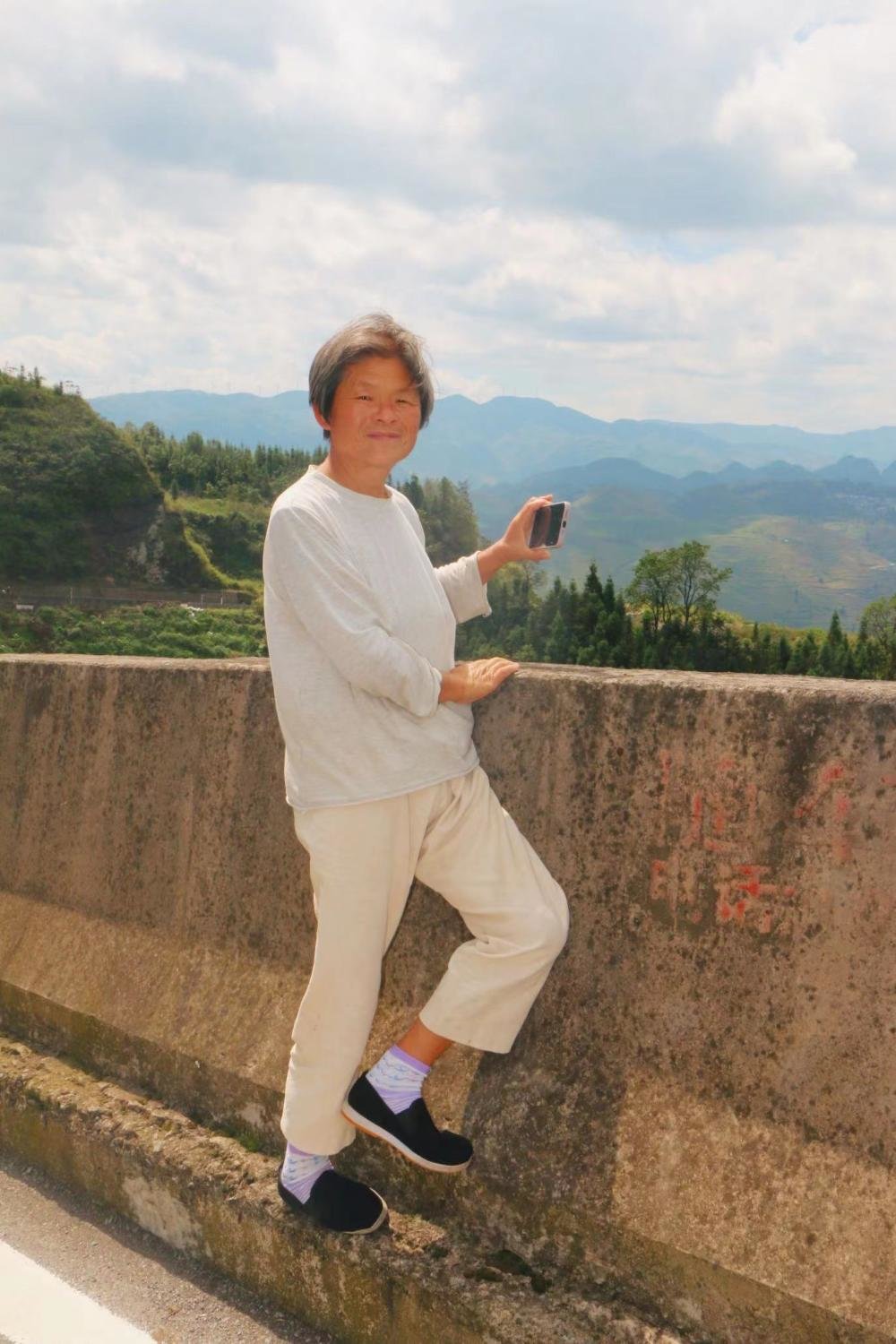 行至省道,张瀛下车拍摄风景。朱雅文 摄