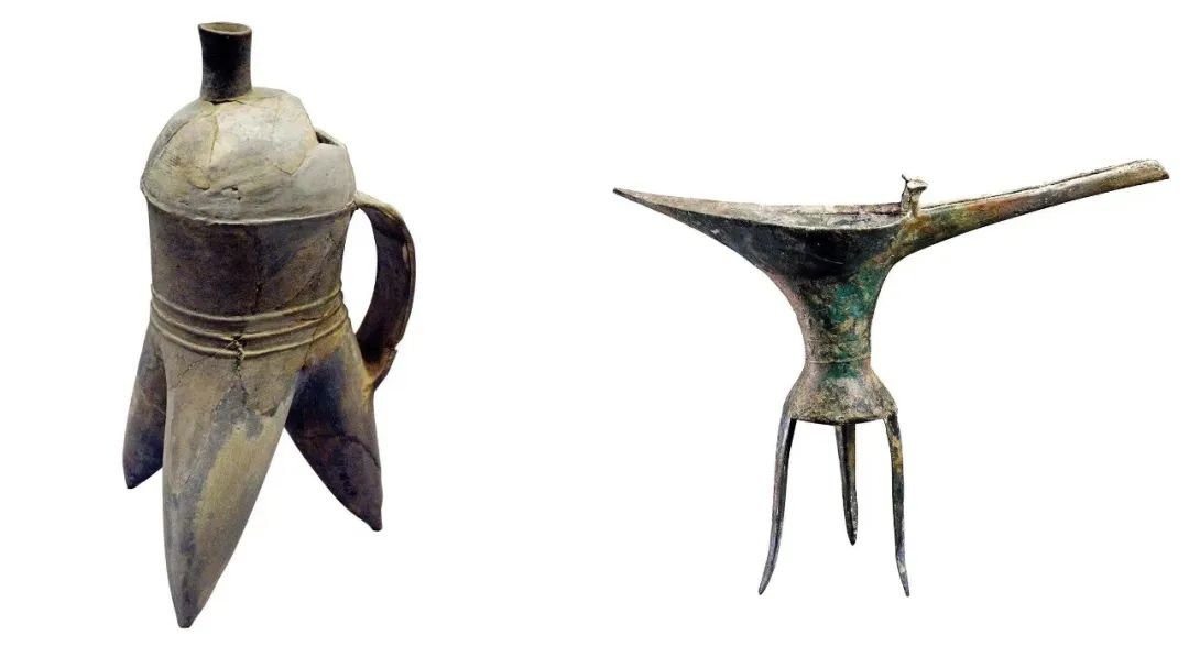 左:灰陶盉,夏代,二里头遗址出土。图/FOTOE 右:铜爵,二里头遗址出土,有“华夏第一爵”之称。图/中国社科院考古所二里头考古队