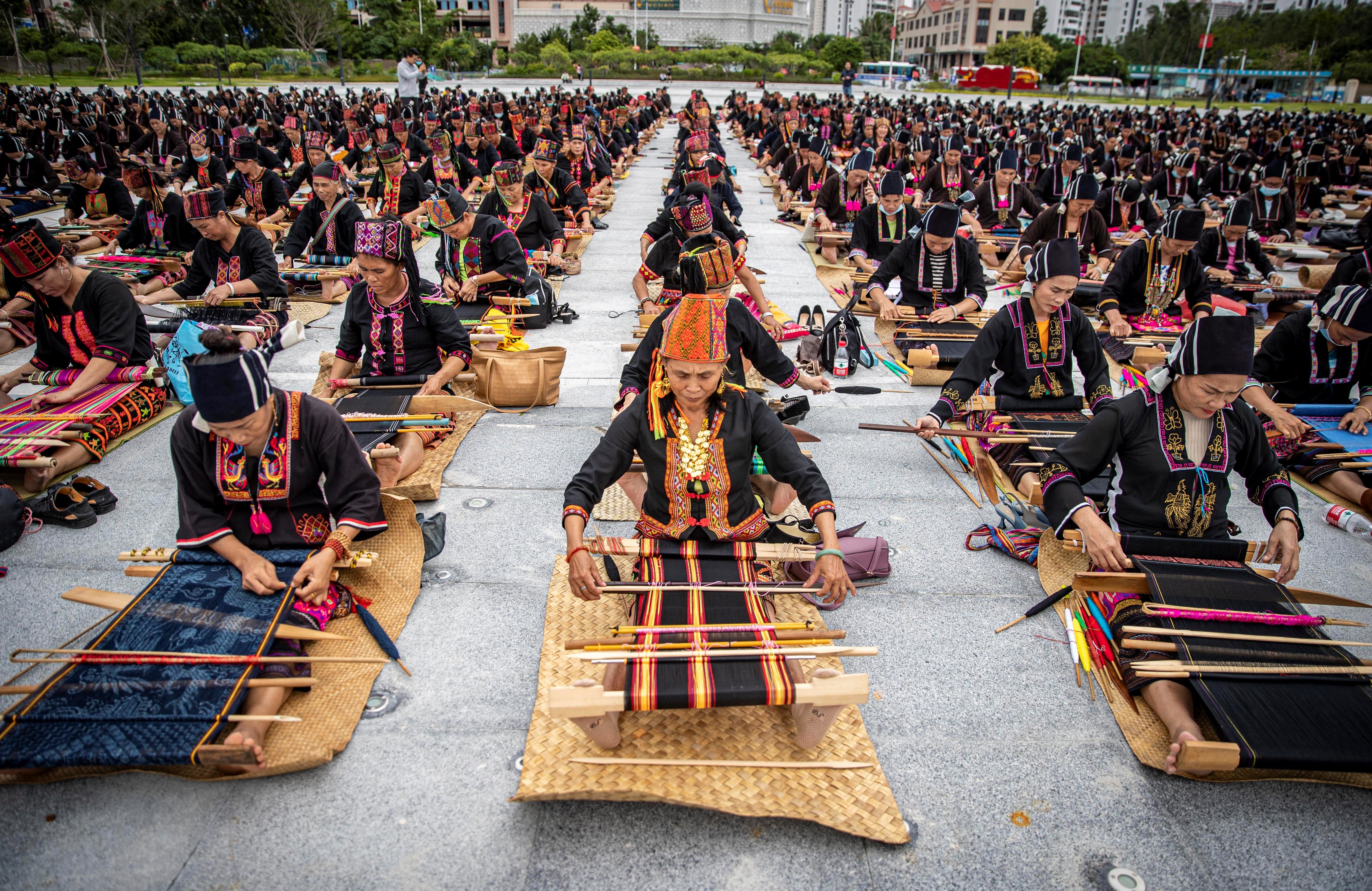 2021年10月16日,海南东方文化广场,千名身着传统服装的黎族妇女史练