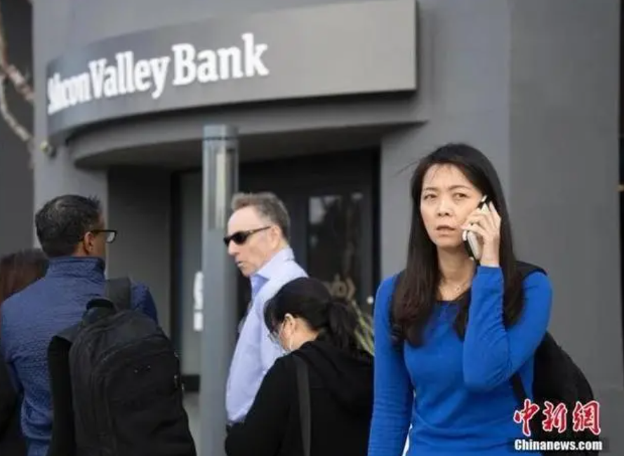 当地时间3月13日，客户在硅谷银行总部门前排队等候办理业务。图源：中新网