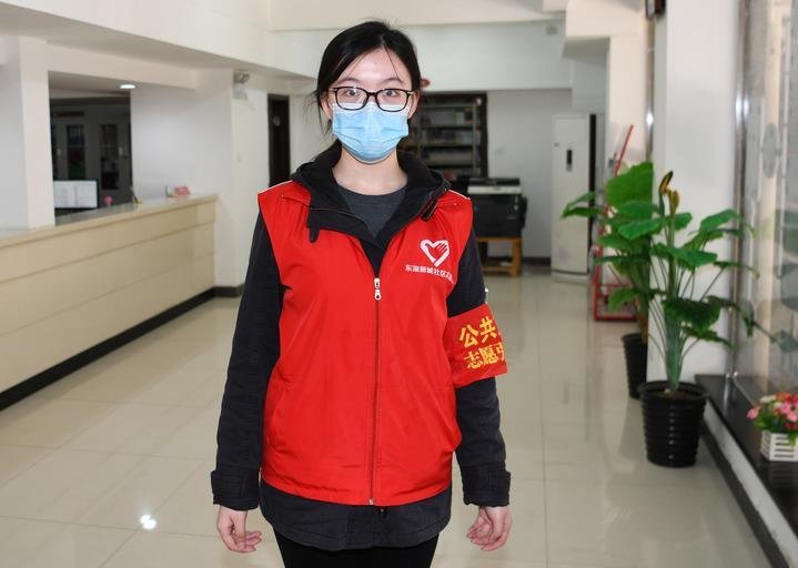 武汉东湖新城社区大学生志愿者谢小玉（2020年3月10日摄）。新华社记者 程敏 摄