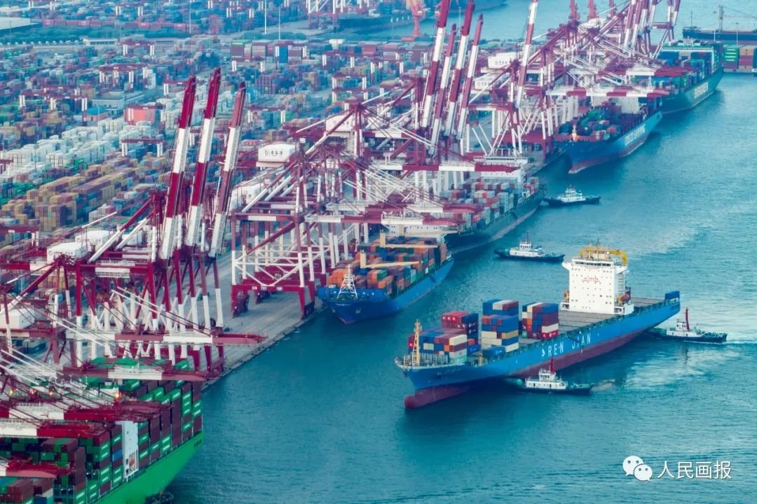 2022年9月12日,繁忙的青岛港前湾集装箱码头。视觉中国 供图