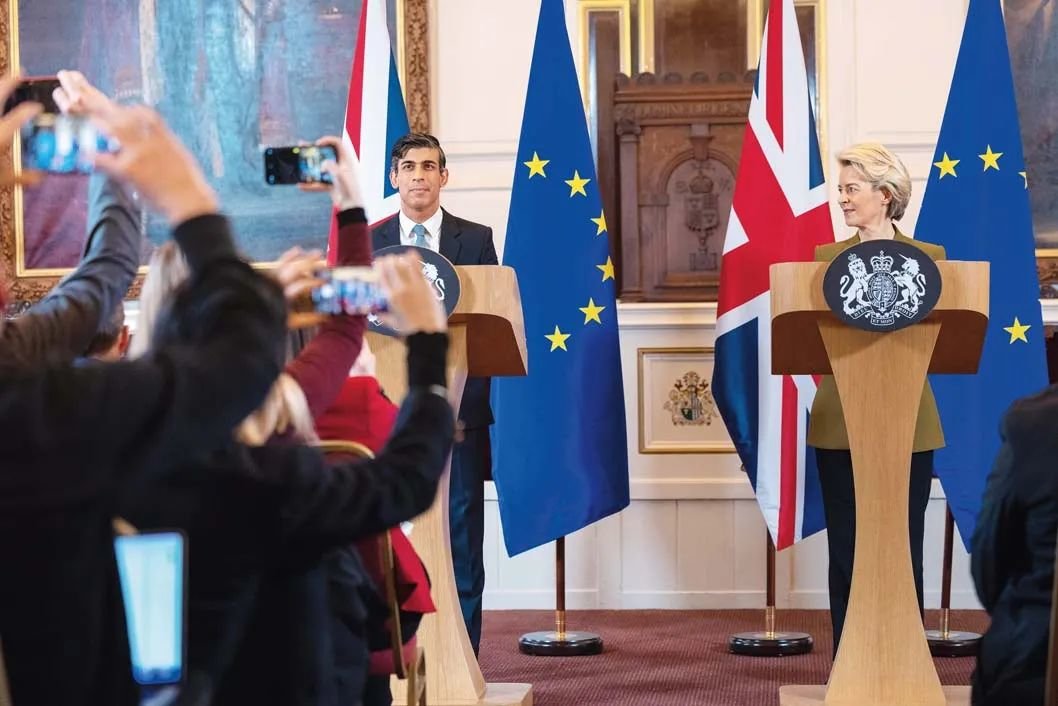 2 月 27 日，在英国温莎，英国首相苏纳克（左）与欧盟委员会主席冯德莱恩举行联合记者会 新华社发 （英国首相府供图）
