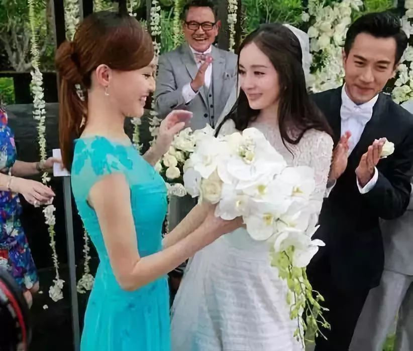 杨幂未抛捧花,直接递给闺蜜唐嫣