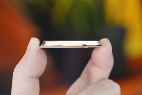 16核心混合架构!英特尔13代酷睿处理器i7-13700图赏