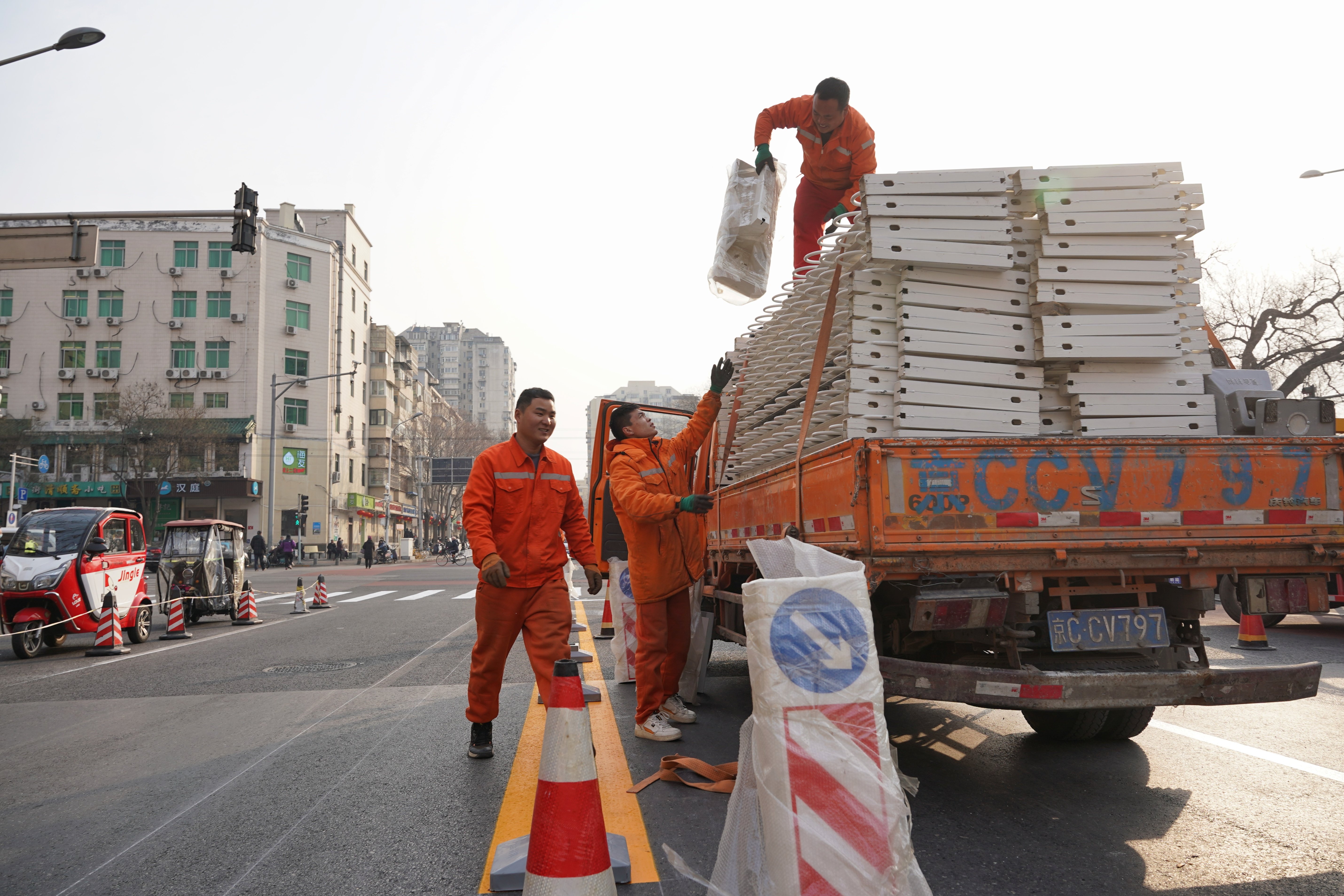 工人们正搬运隔离护栏。新京报记者 王贵彬 摄