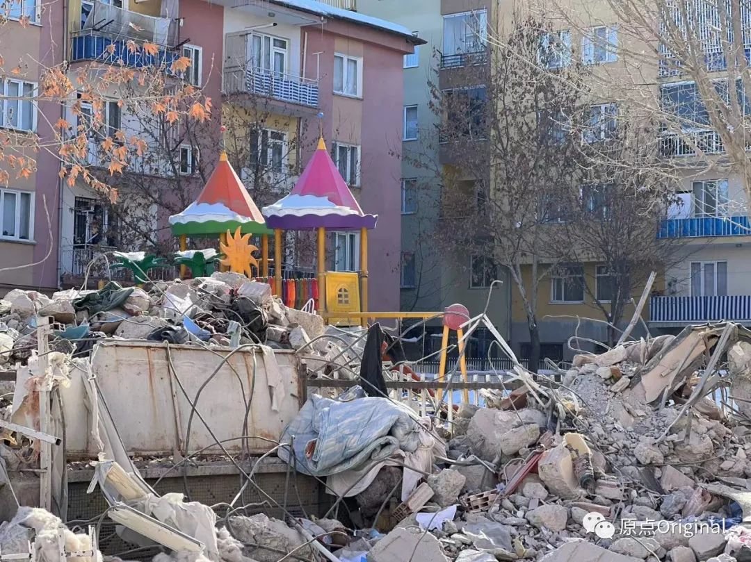 废墟边上的儿童乐园。受访者供图