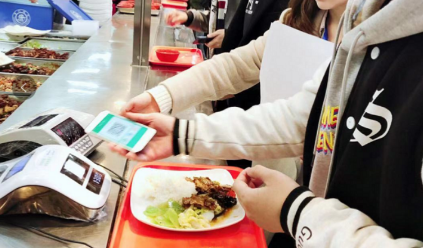大学生在食堂使用微信支付