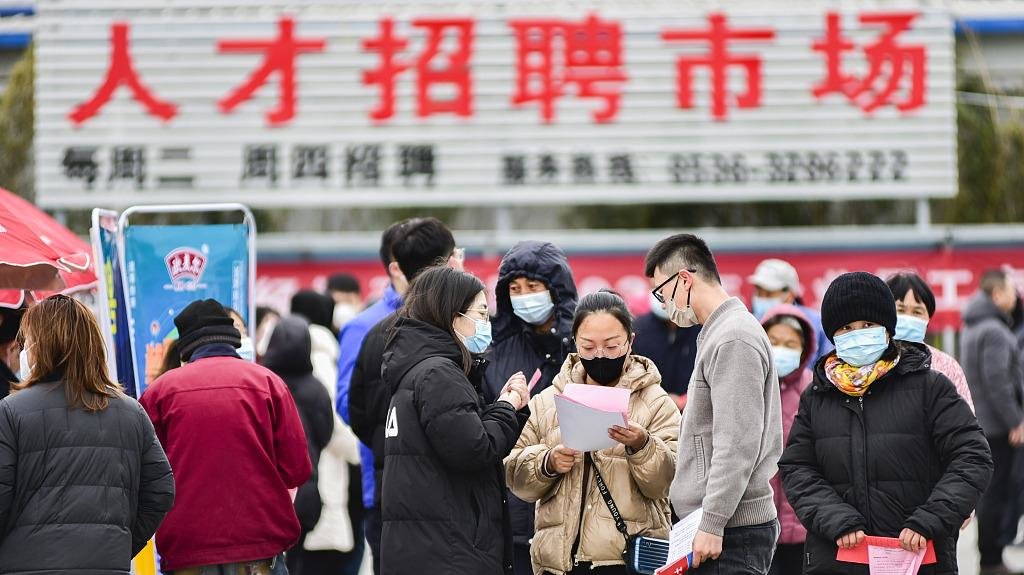 2023年2月24日,山东省青州市,求职者在一家人才招聘市场咨询了解用工信息。 视觉中国 图