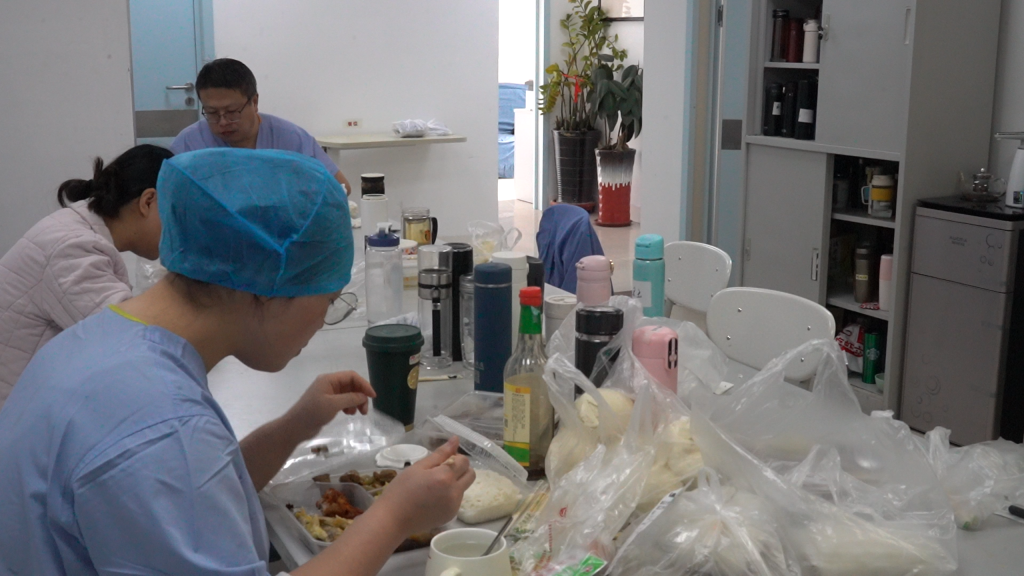 上午忙碌完后,医护人员简单用餐。