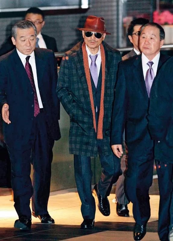 2011 年 4 月 9 日，日本最大黑社会组织山口组的“一号人物”筱田建市（中）（又称“司忍”）出狱后到达东京品川火车站准备返回位于神户的家中 新华社/法新