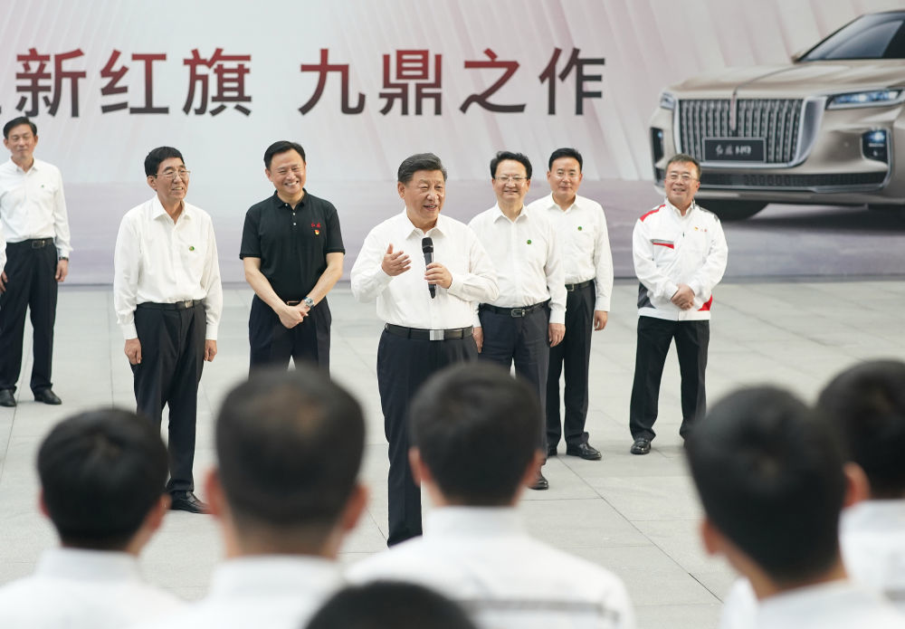 2020年7月23日下午，习近平在吉林省长春市一汽集团研发总院，同职工代表亲切交流。