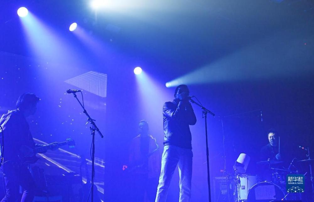 11月25日，五条人乐队在美国纽约举行的“有朋自东方来”音乐节上表演。新华社记者 李睿 摄