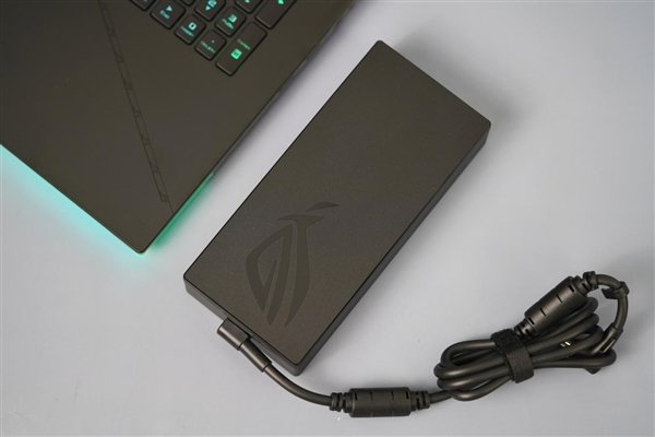 18英寸大屏+RTX 40系显卡!ROG枪神7 Plus超竞版图赏
