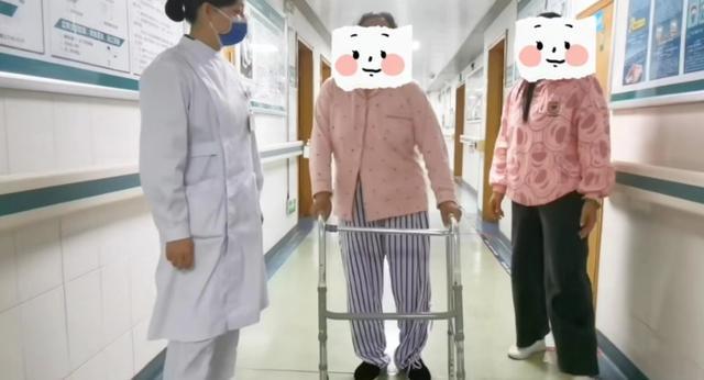 ▲术后第一天患者下床行走