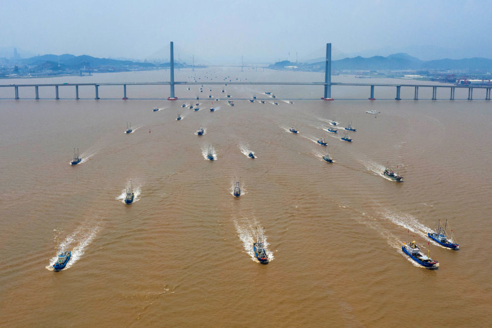 出海的渔船从台州湾大桥驶入东海。