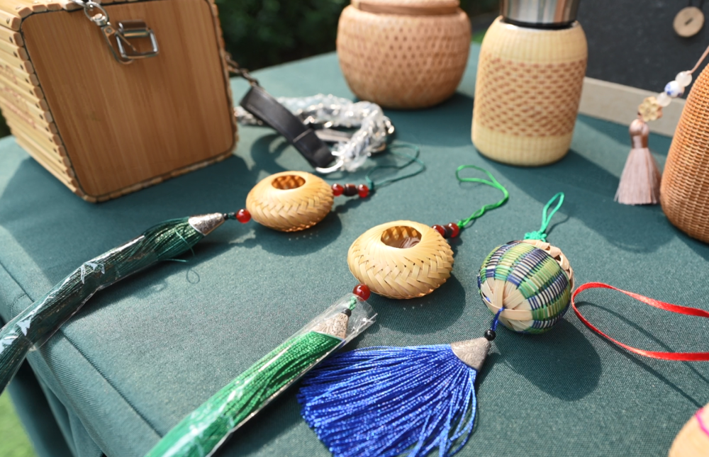 凤凰网首页四川竹琴,瓷胎竹编等包括蜀锦蜀绣,川剧变脸丰富多彩的非遗