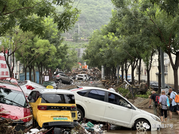 8月1日，水峪嘴村内多辆汽车被冲毁。 新京报记者 慕宏举 摄
