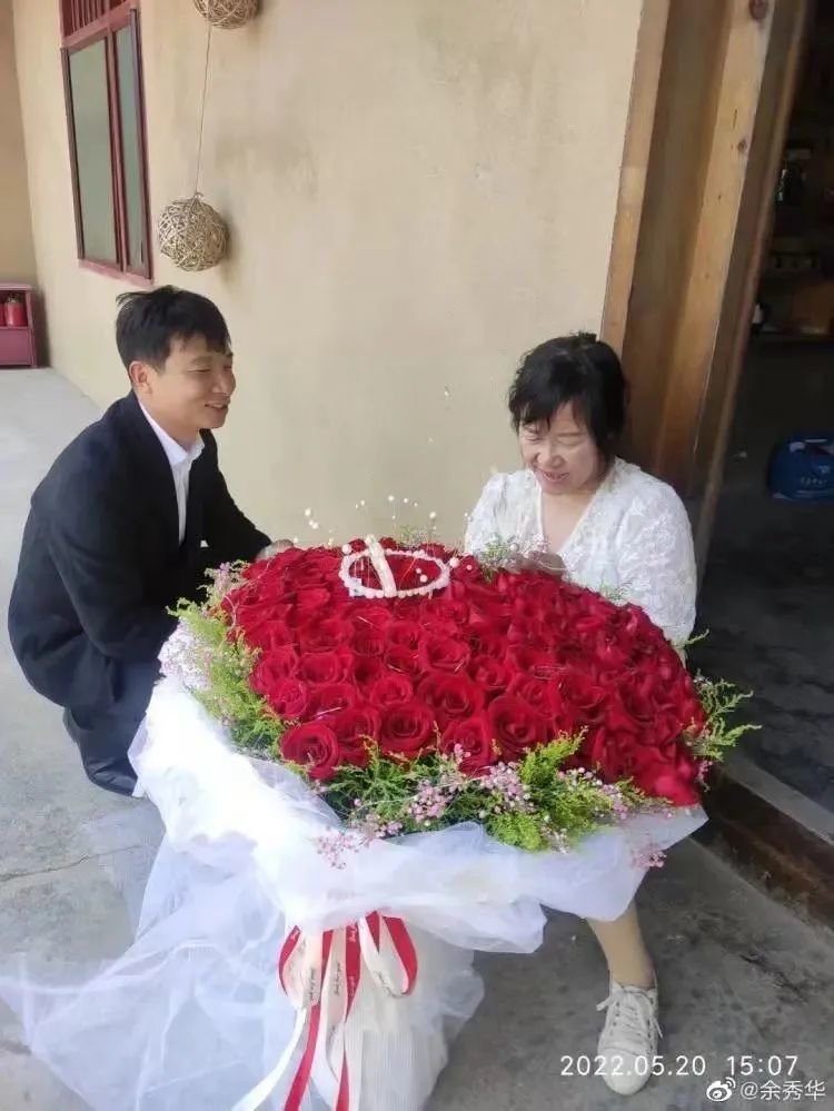 杨槠策送余秀华的花