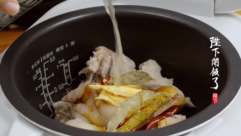 大猪蹄这么做,软软糯糯,香辣过瘾!
