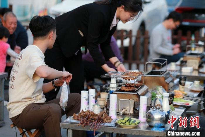 淄博烧烤火出圈,吸引市民前往打卡。 梁犇 摄