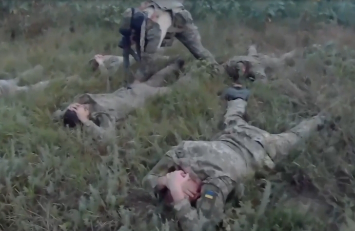 多名乌军人在扎波罗热方向的进攻中向俄军投降 视频截图 来源：俄罗斯“红星”电视台