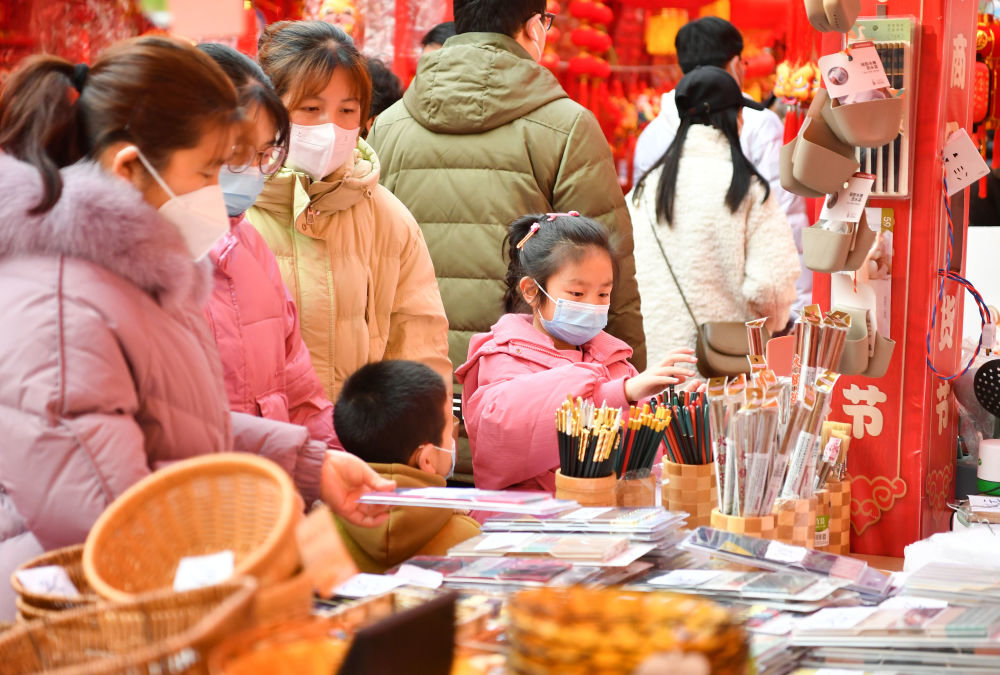 1月10日，市民在西安西北小商品交易中心选购年货。新华社记者 张博文 摄