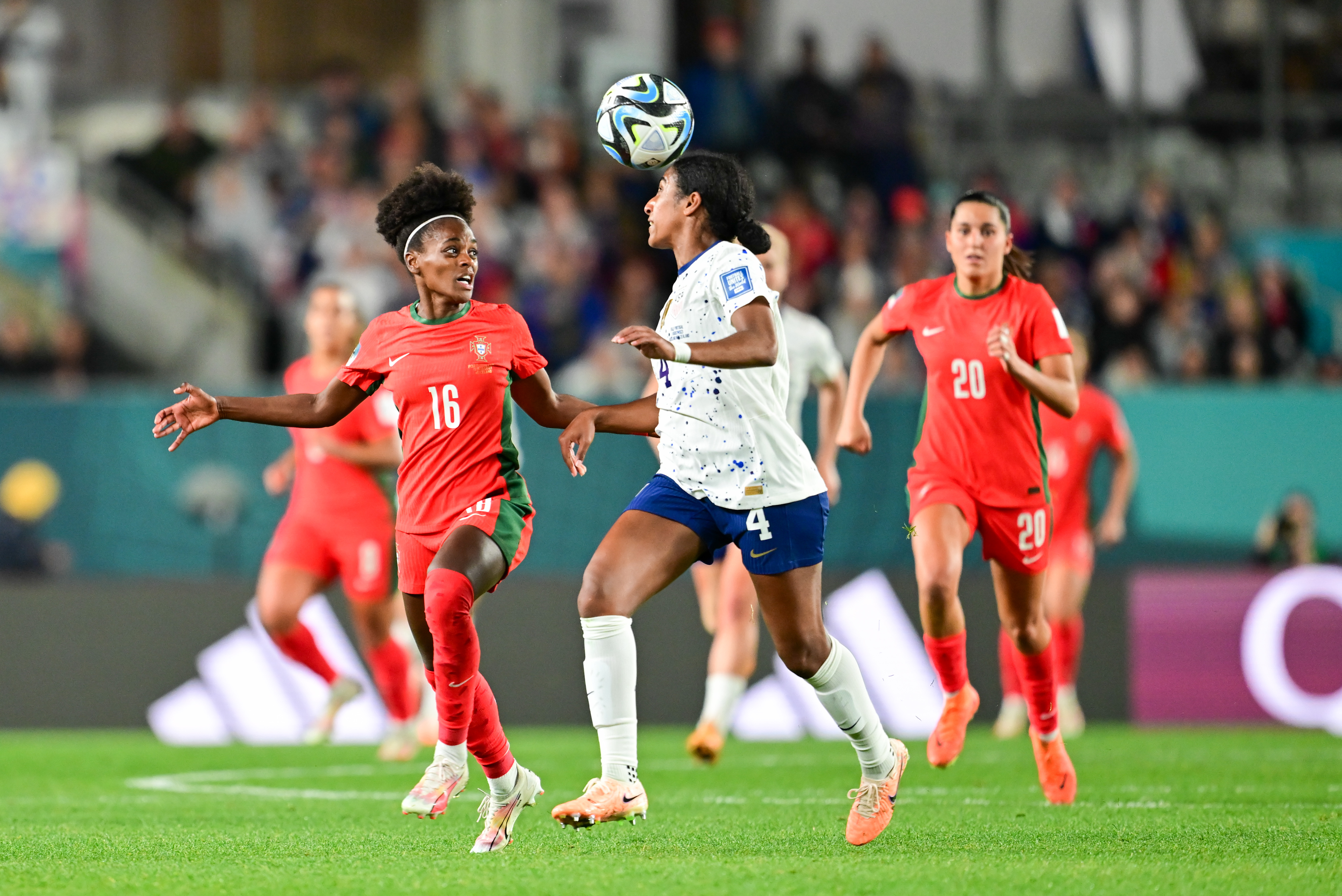 女足世界杯 | “补时惊魂”险平葡萄牙 美国队小组第二晋级16强(女足世界杯美国队)