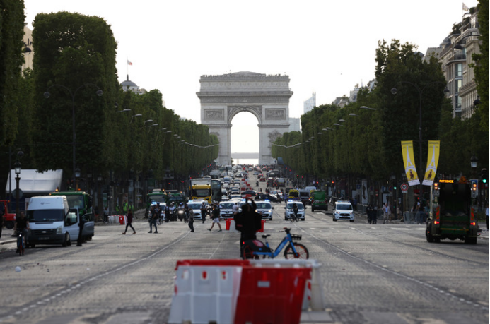 2023年7月2日晚间，警察在法国巴黎香榭丽舍大街上封路巡逻。图：新华社记者高静 摄