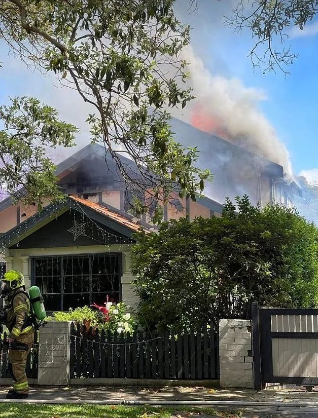 悉尼华人区民宅突发大火，火光冲天浓烟滚滚
