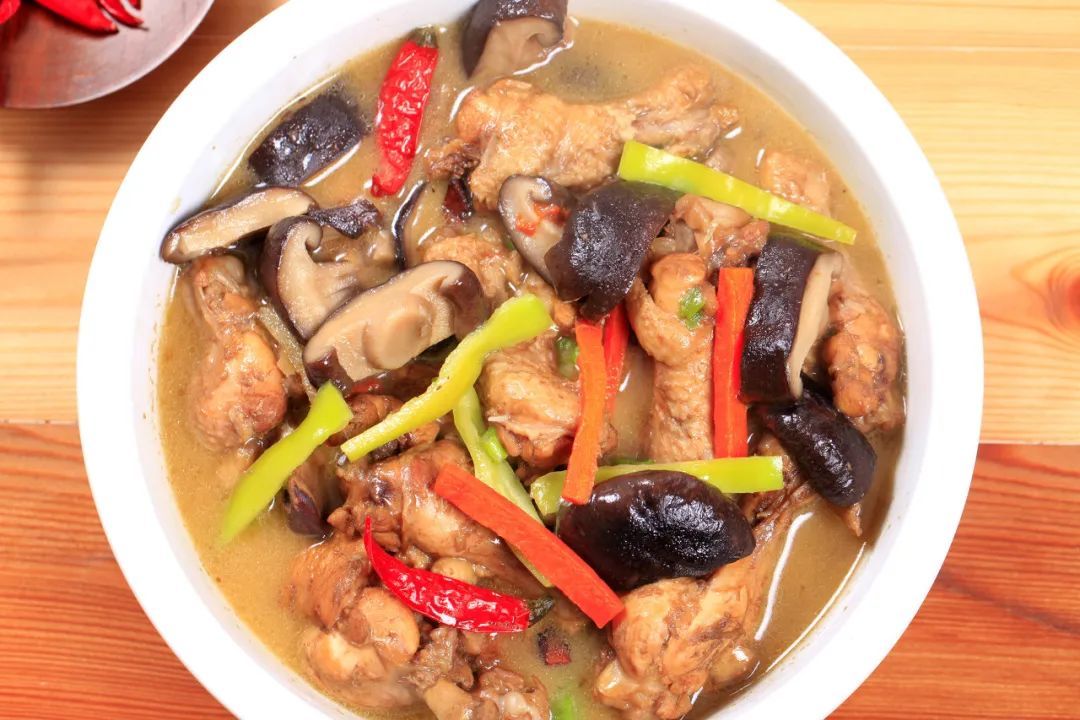 △小鸡炖蘑菇是一道家喻户晓的东北名菜。(图/图虫创意)