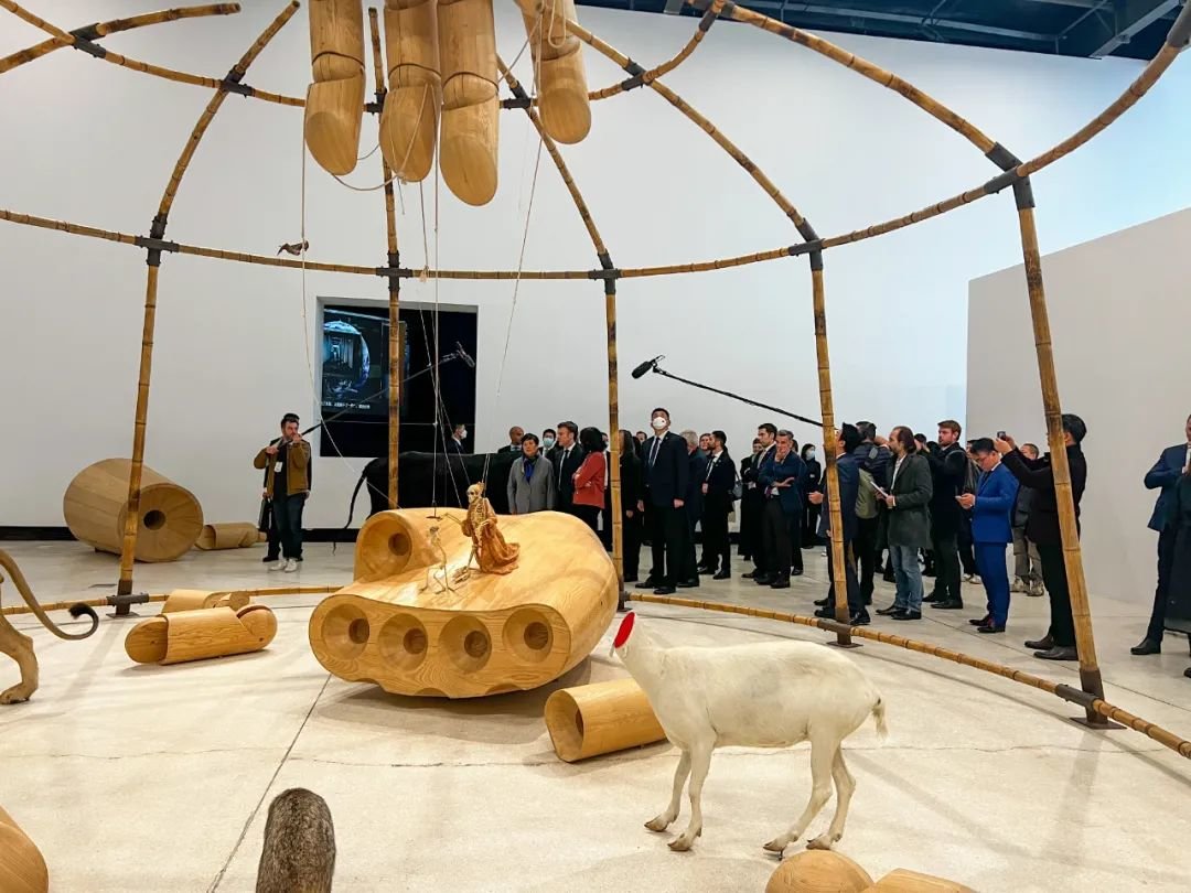 ▲ “趣时”展览现场,马克龙总统一行在红砖美术馆参观黄永砅作品《马戏团》,图源:红砖美术馆