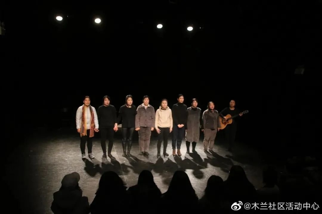 话剧《生育纪事》表演现场/图源：微博@木兰社区活动中心