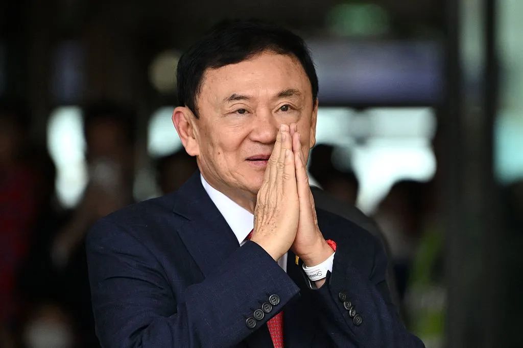 8月22日，泰国前总理他信回国后在曼谷廊曼机场向支持者致意。图/视觉中国