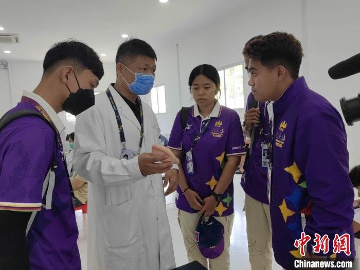 援柬中医抗疫医疗队副队长张大武(左二)与柬埔寨医学志愿者交流。 杨强 摄