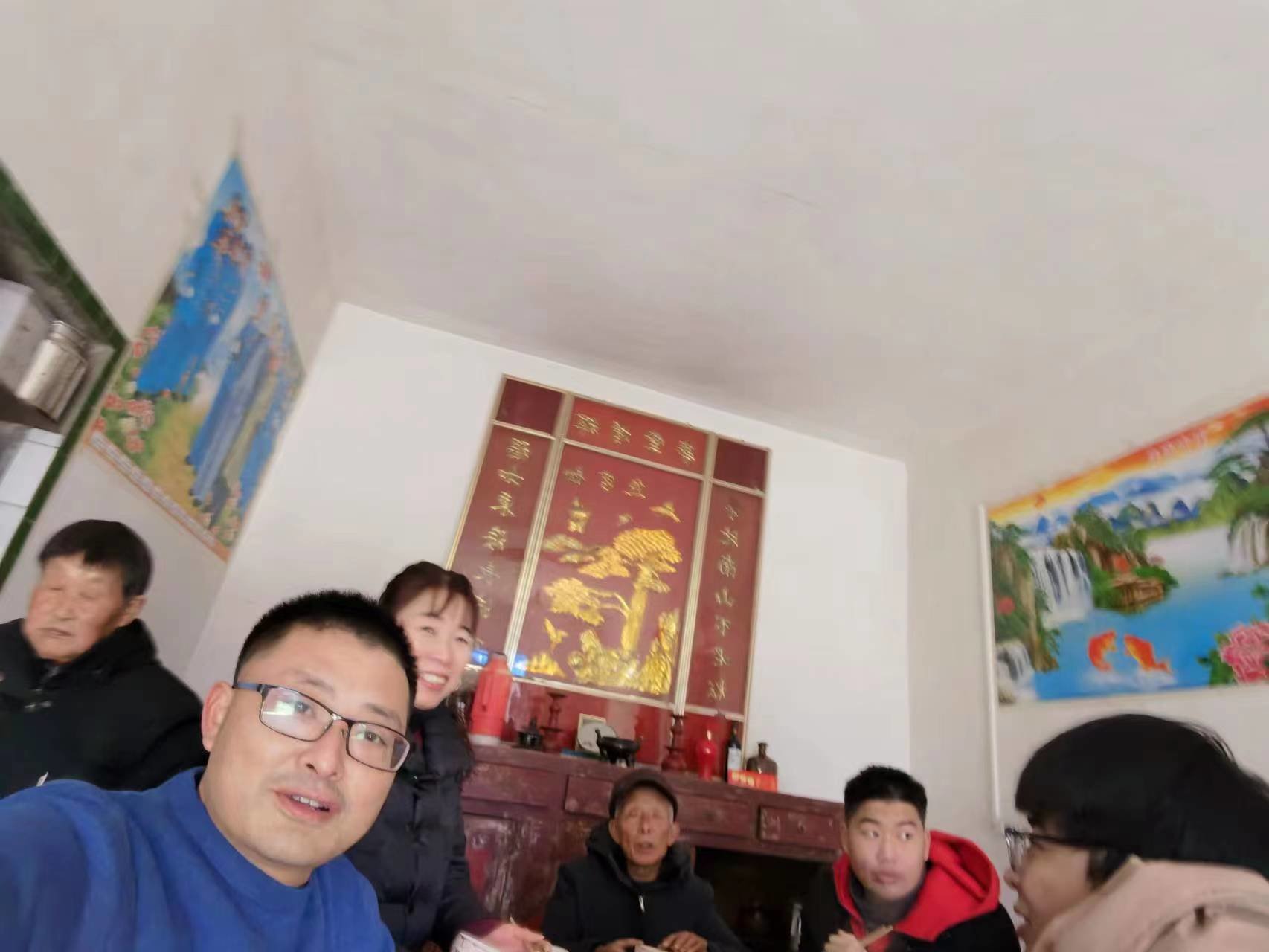 陆明友与家乡的亲朋好友聚餐。受访者 供图