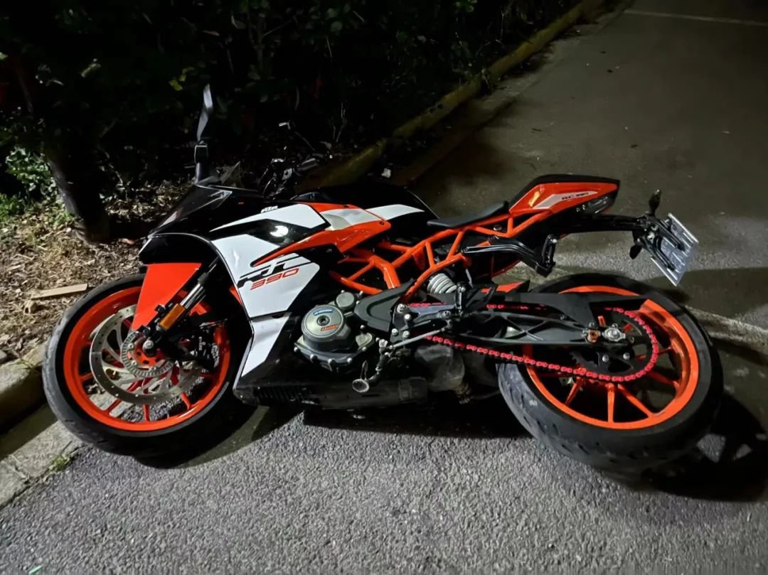 搬进小区的第一天,陈雨生将自己的摩托车停放在单元门口的停车位上,随后被老人推倒