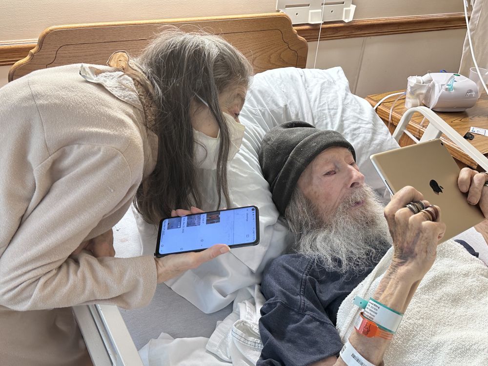 7月2日，103岁的美国老人林恩&middot;柏龄（右）在其家附近的康养中心病床上，以视频连线的方式“重回”了他魂牵梦绕87年的鼓岭。