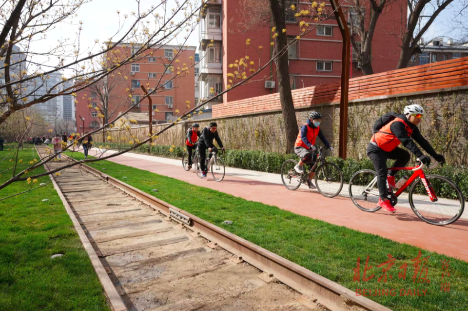 大学生骑行队伍从清华园车站旧址出发/来自北京日报