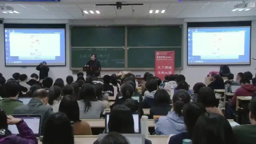 ·骆玉明的课堂总是坐得满满当当。图片来源：复旦大学微信公众号。