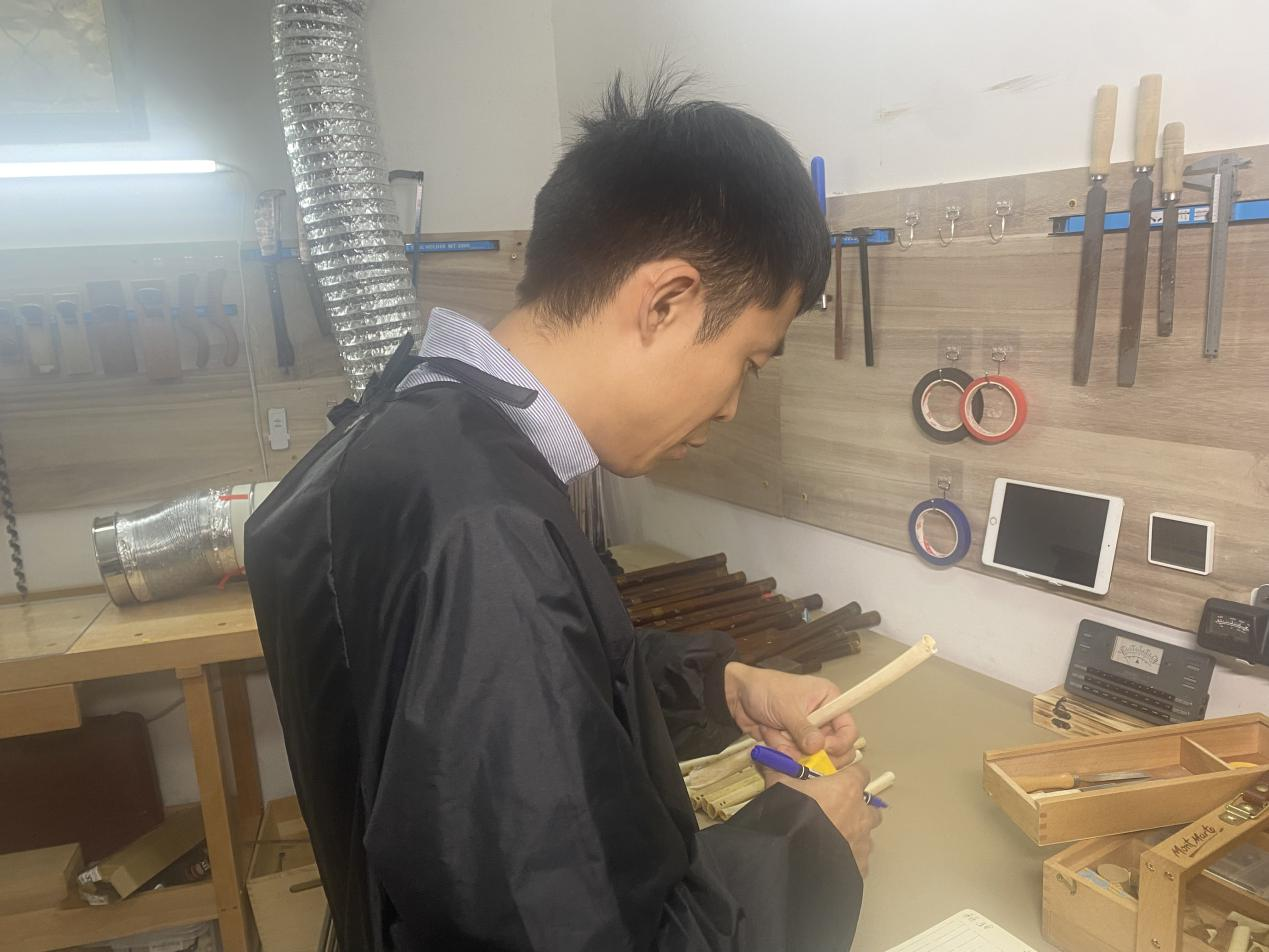 董寅聪在制作骨笛