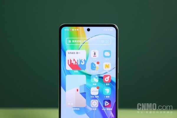 vivo Y78采用中心挖孔设计