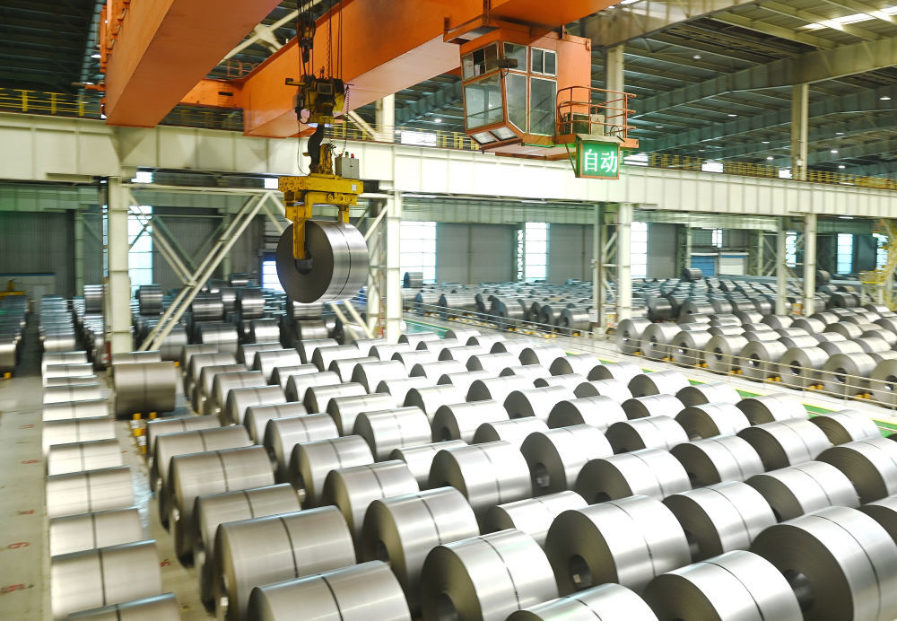 2023年8月28日，河钢集团邯钢公司生产线上的智能吊运设备在吊运钢板。新华社发（胡清华 摄）